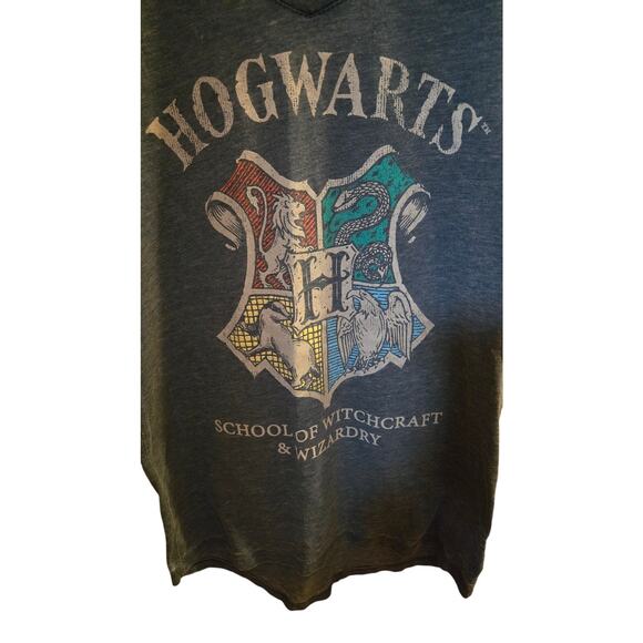 Harry Potter Hogwarts School of Witchcraft & Wizardry V-Neck T-shirt Size Medium - Picture 2 of 11